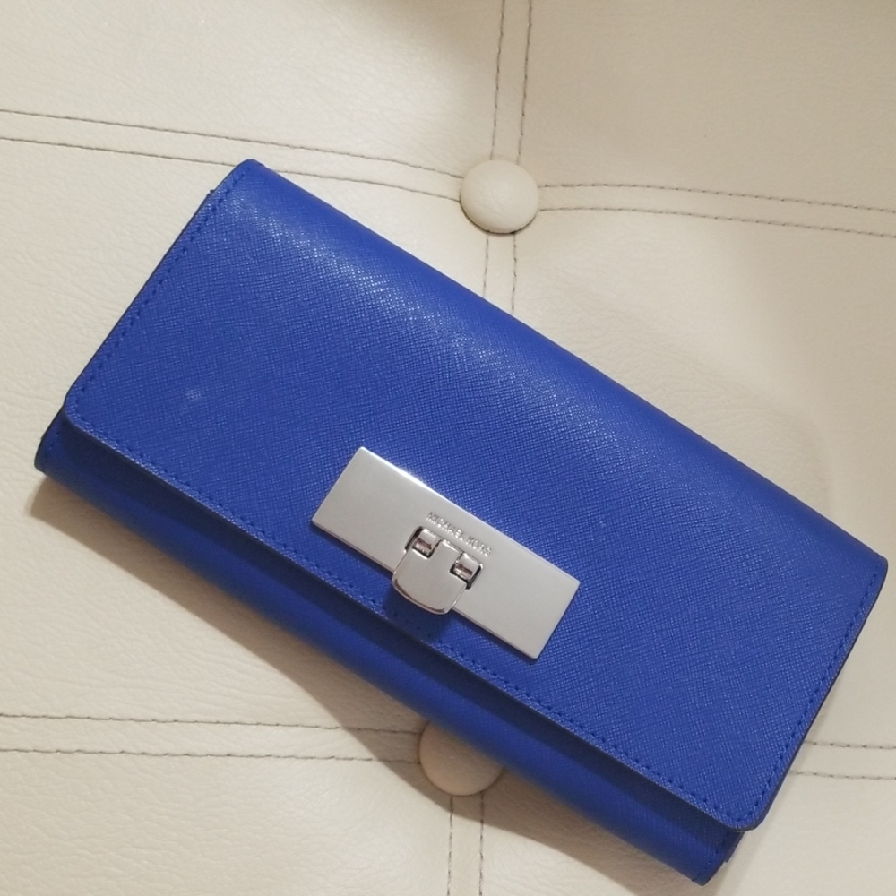 *Michael Kors wallet*